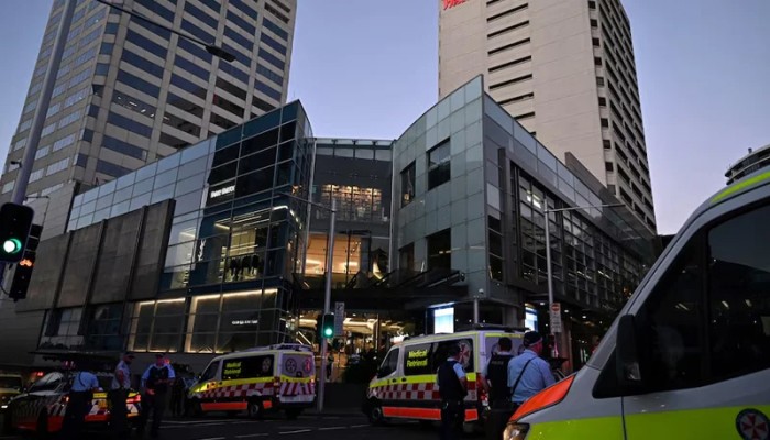 সিডনিতে শপিং মলে ঢুকে এলোপাতাড়ি ছুরিকাঘাত, নিহত ৫ সিডনিতে শপিং মলে ঢুকে এলোপাতাড়ি ছুরিকাঘাত, নিহত ৫