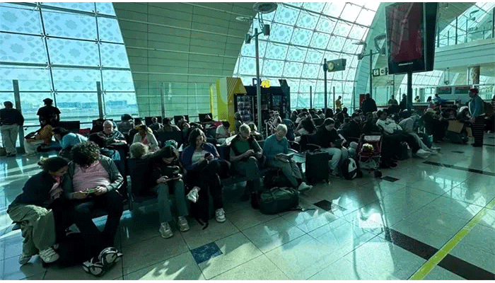 দুবাইয়ের ব্যস্ত বিমানবন্দরে এখনো জারি অচলাবস্থা দুবাইয়ের ব্যস্ত বিমানবন্দরে এখনো জারি অচলাবস্থা