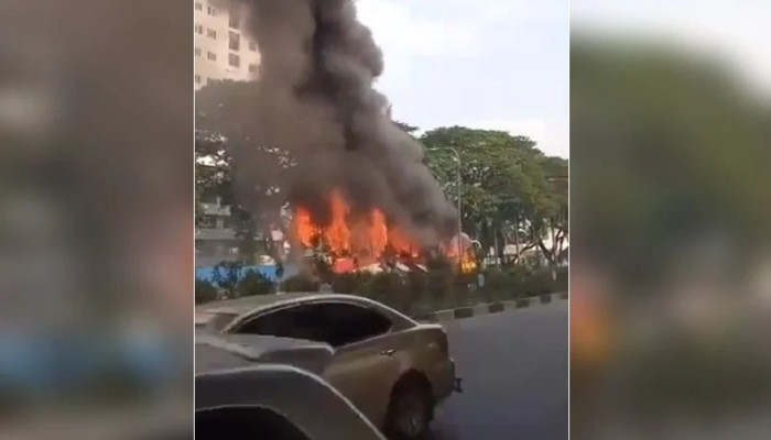 রাজধানীতে যাত্রীবাহী বাসে আগুন রাজধানীতে যাত্রীবাহী বাসে আগুন