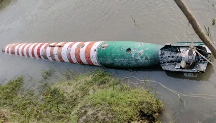 খালে ভেসে আসা টর্পেডোটি প্র্যাকটিসে ব্যবহৃত ডামি খালে ভেসে আসা টর্পেডোটি প্র্যাকটিসে ব্যবহৃত ডামি
