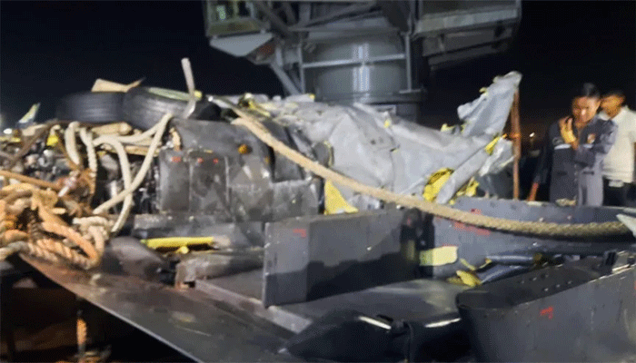 বিধ্বস্ত প্রশিক্ষণ বিমানটি উদ্ধারের পর হস্তান্তর