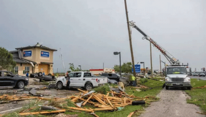 যুক্তরাষ্ট্রে টর্নেডোয় ১৫ জন নিহত যুক্তরাষ্ট্রে টর্নেডোয় ১৫ জন নিহত