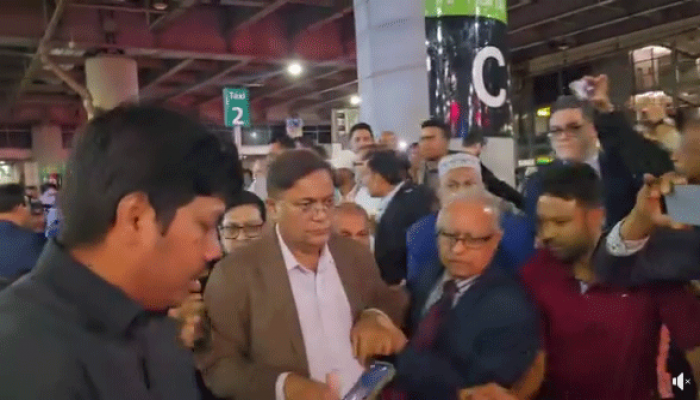 নিউইয়র্কে পররাষ্ট্রমন্ত্রীর সামনে আ.লীগের দুই গ্রুপে মারামারি নিউইয়র্কে পররাষ্ট্রমন্ত্রীর সামনে আ.লীগের দুই গ্রুপে মারামারি