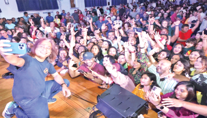 সোলসের পরিবেশনায় মুগ্ধ দর্শক-শ্রোতা সোলসের পরিবেশনায় মুগ্ধ দর্শক-শ্রোতা