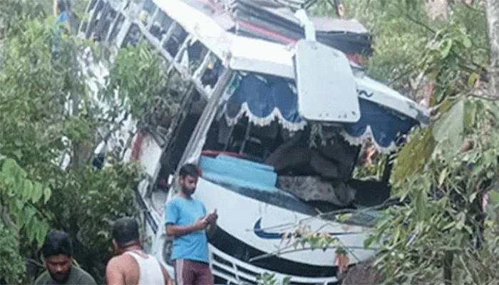 কাশ্মীরে সন্ত্রাসী হামলায় বাস খাদে পড়ে নিহত ৯