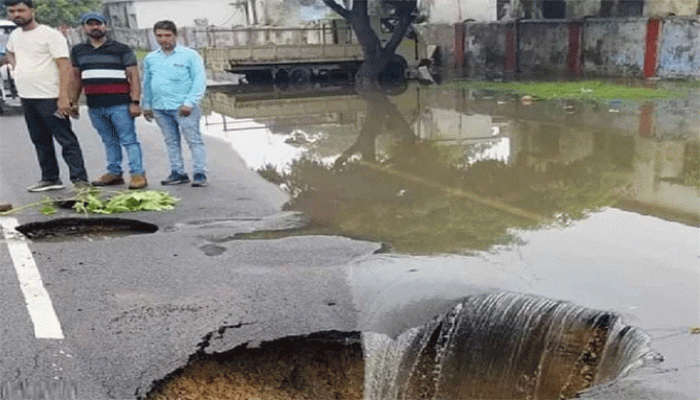 রামমন্দিরে ফাটলের পর রামপথে ধস রামমন্দিরে ফাটলের পর রামপথে ধস