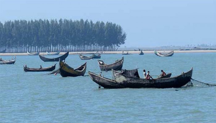 মিয়ানমারের বিজিপি বহনকারী দুটি ট্রলার নাফ নদে ভাসছে  