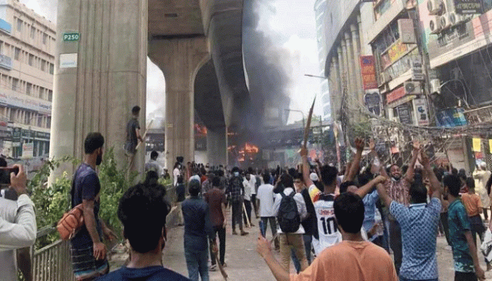 ত্রিমুখী সংঘর্ষে সাত শিক্ষার্থীসহ সারা দেশে নিহত ৮ ত্রিমুখী সংঘর্ষে সাত শিক্ষার্থীসহ সারা দেশে নিহত ৮