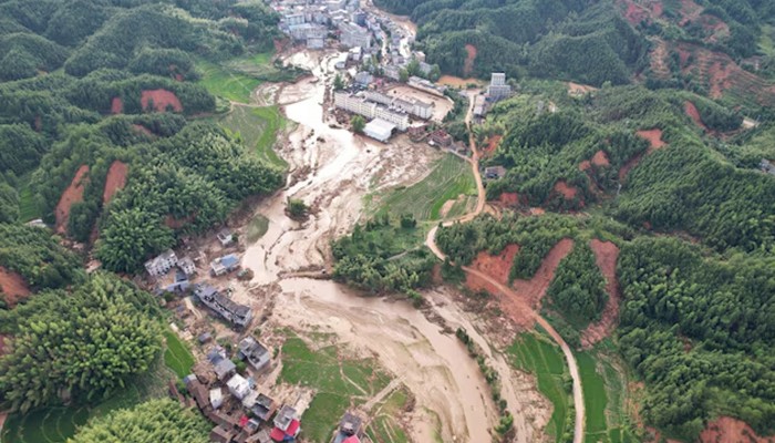 চীনে প্রবল বৃষ্টি ও ভূমিধসে ৩০ জনের প্রাণহানি চীনে প্রবল বৃষ্টি ও ভূমিধসে ৩০ জনের প্রাণহানি