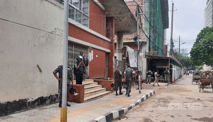 সচিবালয়ে  মন্ত্রীদের উপস্থিতি কম, বাইরে উত্তেজনা