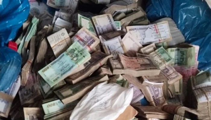 সাবেক সচিবের বাসায় বিপুল পরিমাণ দেশি-বিদেশি মুদ্রা