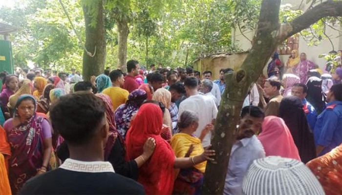 কুমিল্লায় একই পরিবারের ৩ জনের ঝুলন্ত মরদেহ উদ্ধার