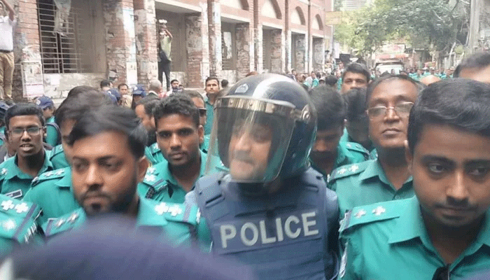 আদালতে আইনজীবীদের কাছে  ক্ষমা চাইলেন ব্যারিস্টার সুমন