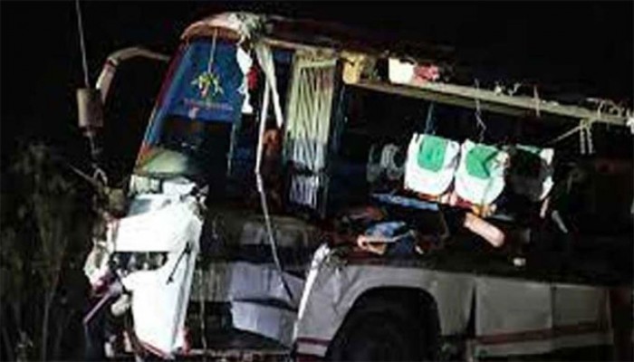 ঢাকার ধামরাইয়ে বাস-ট্রাক সংঘর্ষে নিহত ৫