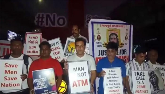 স্ত্রীদের অত্যাচারে রাস্তায় স্বামীদের বিক্ষোভ