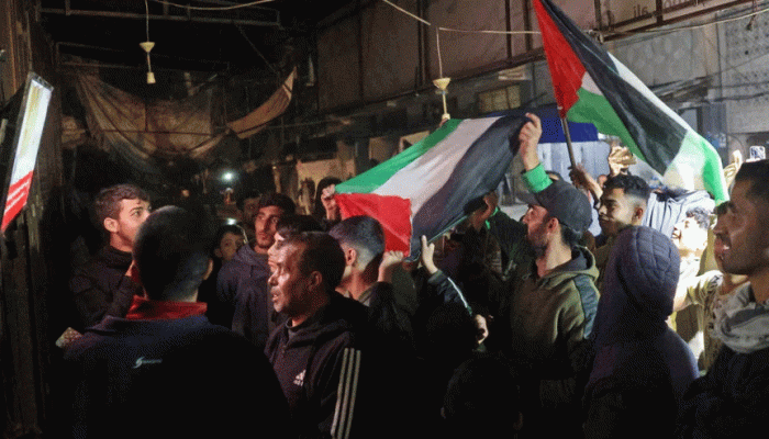 যুদ্ধবিরতি চুক্তিতে গাজায় ফিলিস্তিনিদের উল্লাস যুদ্ধবিরতি চুক্তিতে গাজায় ফিলিস্তিনিদের উল্লাস