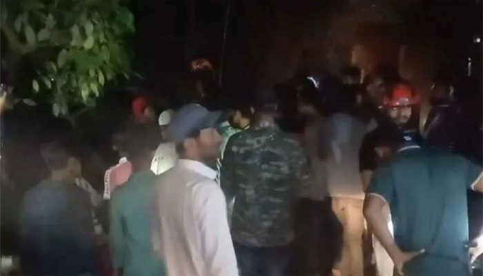 শরীয়তপুরে ডাকাতের গুলিতে আহত ৯, গণপিটুনিতে ২ ডাকাত নিহত  শরীয়তপুরে ডাকাতের গুলিতে আহত ৯, গণপিটুনিতে ২ ডাকাত নিহত