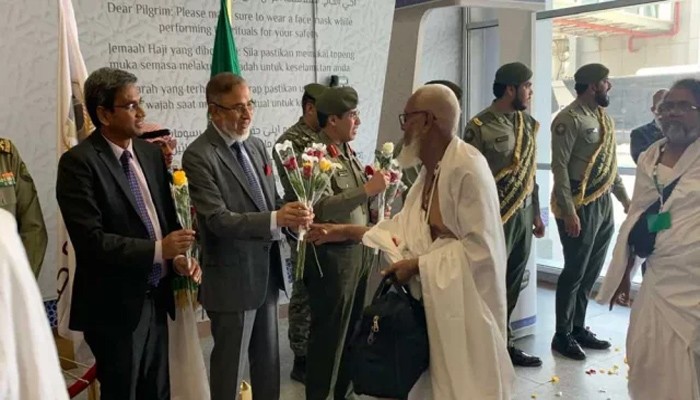 সৌদিতে পৌঁছেছে বাংলাদেশের প্রথম হজ ফ্লাইট সৌদিতে পৌঁছেছে বাংলাদেশের প্রথম হজ ফ্লাইট