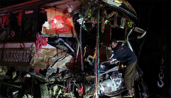 গোপালগঞ্জে বাস-ট্রাকের মুখোমুখি সংঘর্ষে নিহত ৩