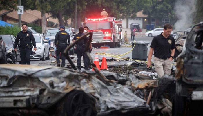 ক্যালিফোর্নিয়ায় মধ্যরাতে বিমান বিধ্বস্ত, বাড়ি-গাড়িতে আগুন