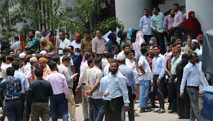 কঠোর নিরাপত্তার মধ্যেও বিক্ষোভে উত্তাল সচিবালয় কঠোর নিরাপত্তার মধ্যেও বিক্ষোভে উত্তাল সচিবালয়