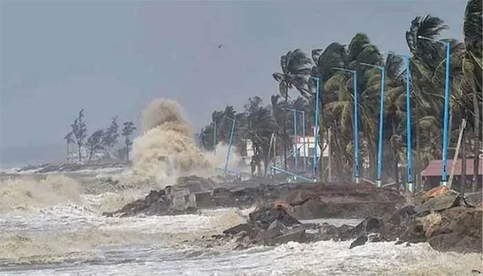 গভীর নিম্নচাপ উপকূল অতিক্রম করছে , জলোচ্ছ্বাসের আশঙ্কা ১৪ জেলায় গভীর নিম্নচাপ উপকূল অতিক্রম করছে , জলোচ্ছ্বাসের আশঙ্কা ১৪ জেলায়