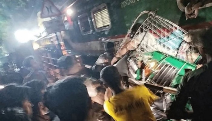 চট্টগ্রামে ট্রেনের ধাক্কায় দুমড়েমুচড়ে গেল কয়েকটি গাড়ি, নিহত ৩ চট্টগ্রামে ট্রেনের ধাক্কায় দুমড়েমুচড়ে গেল কয়েকটি গাড়ি, নিহত ৩