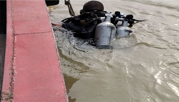 নারায়ণগঞ্জে ৪ যাত্রীসহ অটোরিকশা নদীতে, দুই নারী নিখোঁজ