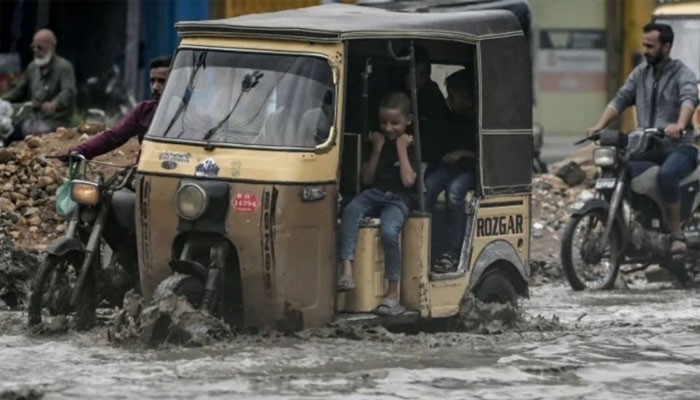 পাকিস্তানে টানা বৃষ্টি ও বন্যায় দুই দিনে ৩২ জনের মৃত্যু