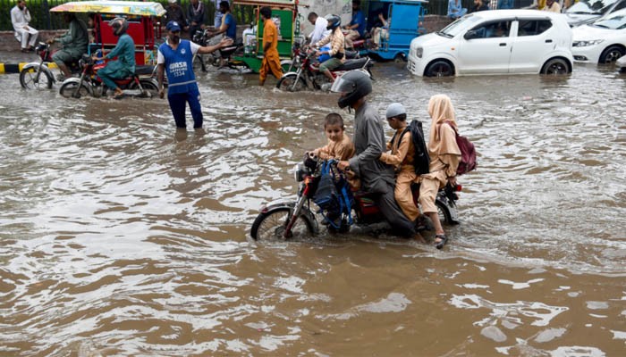পাকিস্তানে ভারি বৃষ্টি ও বন্যায় ১১১ জনের প্রাণহানি