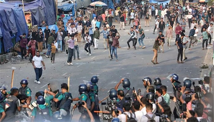 সচিবালয়ে লাঠিপেটার পর জিপিও মোড়ে পুলিশ–শিক্ষার্থী সংঘর্ষ সচিবালয়ে লাঠিপেটার পর জিপিও মোড়ে পুলিশ–শিক্ষার্থী সংঘর্ষ