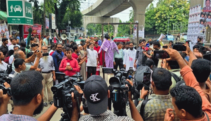 জনতার আদালতে প্রকাশ্যে হাসিনার প্রতীকী ফাঁসি কার্যকর