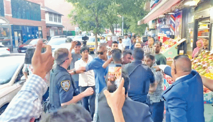 ডাইভারসিটি প্লাজায় দুই  গ্রুপের তুমুল হট্টগোল ডাইভারসিটি প্লাজায় দুই  গ্রুপের তুমুল হট্টগোল