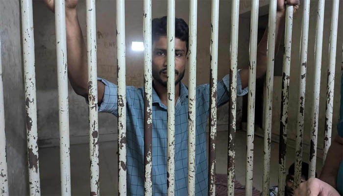 ৩২ নম্বরে ফুল দেওয়া সেই রিকশাচালকের জামিন, মুক্তিতে বাধা নেই