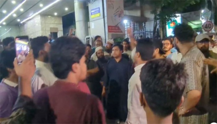 নুরের ওপর হামলার প্রতিবাদে এনসিপির বিক্ষোভ নুরের ওপর হামলার প্রতিবাদে এনসিপির বিক্ষোভ