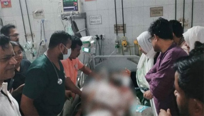 ঢামেকে আহত নুরকে দেখতে গেলেন প্রধান উপদেষ্টার প্রেস সচিব ঢামেকে আহত নুরকে দেখতে গেলেন প্রধান উপদেষ্টার প্রেস সচিব