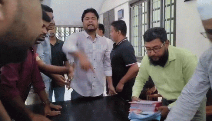 রাবির চেয়ার-টেবিল ভেঙে দিল ছাত্রদল   রাবির চেয়ার-টেবিল ভেঙে দিল ছাত্রদল