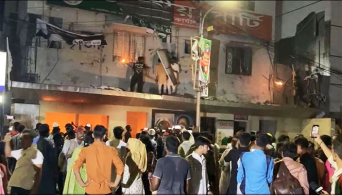 জাতীয় পার্টির কেন্দ্রীয় কার্যালয়ের সামনে দুজন গুলিবিদ্ধ