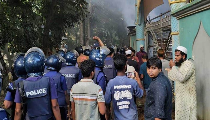 ‘নুরাল পাগলা’র দরবারে পুলিশের ওপর হামলা, ৩৫০০ জনের বিরুদ্ধে মামলা ‘নুরাল পাগলা’র দরবারে পুলিশের ওপর হামলা, ৩৫০০ জনের বিরুদ্ধে মামলা