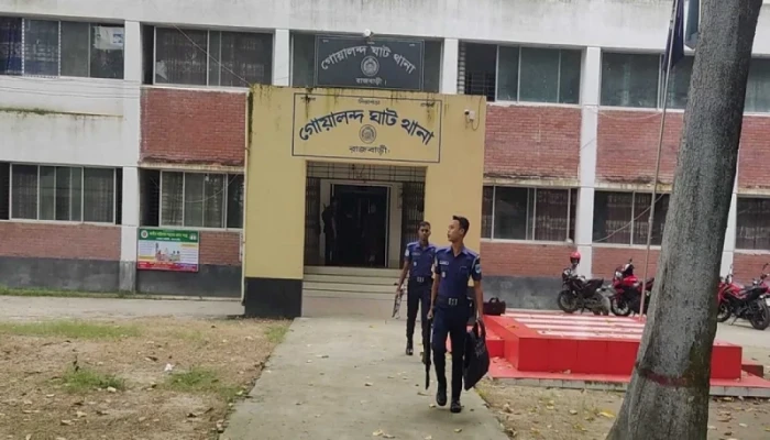 নুরাল পাগলার দরবারে পুলিশের ওপর হামলা, গ্রেপ্তার ৫ নুরাল পাগলার দরবারে পুলিশের ওপর হামলা, গ্রেপ্তার ৫