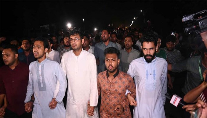 জাকসু নির্বাচন বর্জনের পর ছাত্রদলের বিক্ষোভ মিছিল জাকসু নির্বাচন বর্জনের পর ছাত্রদলের বিক্ষোভ মিছিল