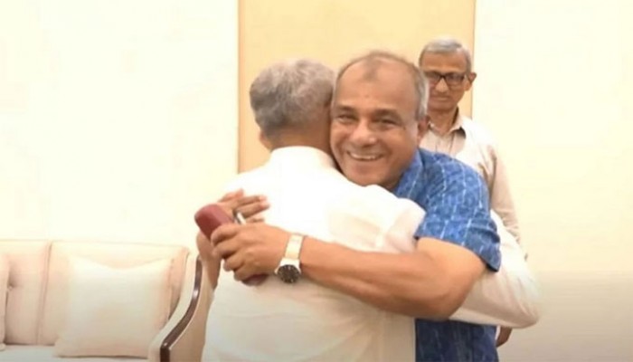 লুৎফুজ্জামান বাবরকে স্যার স্যার বলে জড়িয়ে ধরলেন স্বরাষ্ট্র উপদেষ্টা লুৎফুজ্জামান বাবরকে স্যার স্যার বলে জড়িয়ে ধরলেন স্বরাষ্ট্র উপদেষ্টা