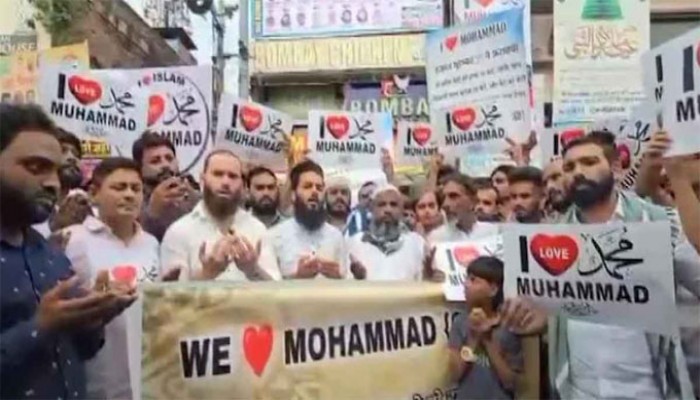 ‘আই লাভ মুহাম্মদ’ স্লোগানে উত্তাল ভারত ‘আই লাভ মুহাম্মদ’ স্লোগানে উত্তাল ভারত