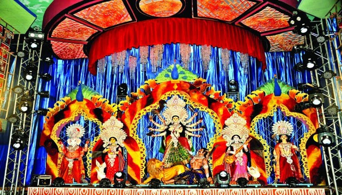 মহাষষ্ঠী দিয়ে দুর্গাপূজার মূল আনুষ্ঠানিকতা শুরু মহাষষ্ঠী দিয়ে দুর্গাপূজার মূল আনুষ্ঠানিকতা শুরু