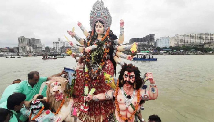 প্রতিমা বিসর্জনে শেষ হলো শারদীয় দুর্গোৎসব প্রতিমা বিসর্জনে শেষ হলো শারদীয় দুর্গোৎসব