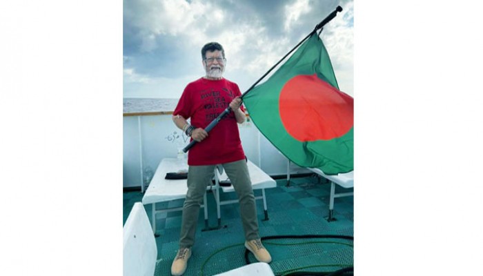 দেশের পতাকা নিয়ে গাজামুখী ‘মিডিয়া ফ্লোটিলায়’ শহিদুল আলম দেশের পতাকা নিয়ে গাজামুখী ‘মিডিয়া ফ্লোটিলায়’ শহিদুল আলম