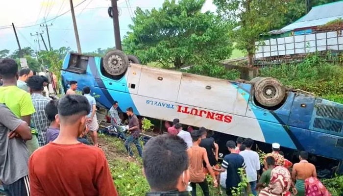 খাদে উল্টে পড়ল বাস, চাপা পড়ে মা-মেয়ের মৃত্যু খাদে উল্টে পড়ল বাস, চাপা পড়ে মা-মেয়ের মৃত্যু