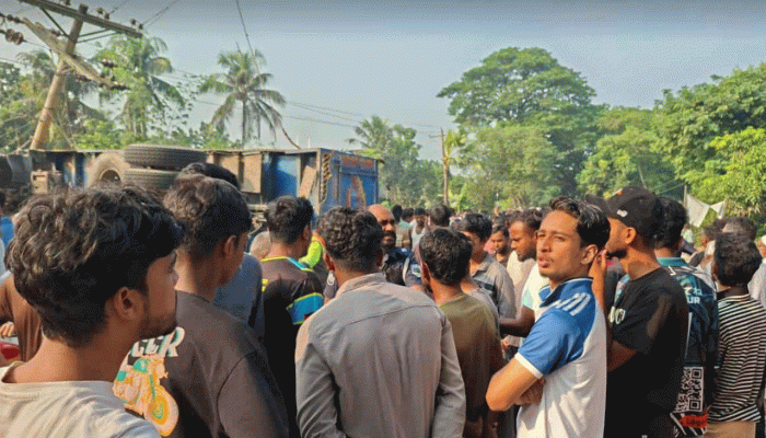 পাবনায় ট্রাকচাপায় বিদ্যালয়ের দুই শিক্ষার্থীসহ নিহত ৩  পাবনায় ট্রাকচাপায় বিদ্যালয়ের দুই শিক্ষার্থীসহ নিহত ৩