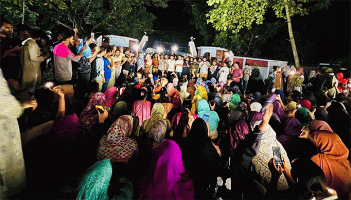 সুইমিংপুলে ছাত্রীর মৃত্যু, বিক্ষোভে উত্তাল রাবি সুইমিংপুলে ছাত্রীর মৃত্যু, বিক্ষোভে উত্তাল রাবি