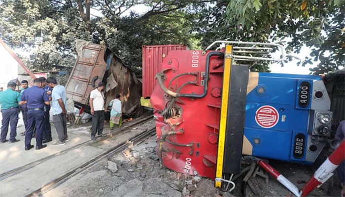 লরির ধাক্কায় লাইন থেকে উল্টে পড়লো ট্রেন, চাপা পড়ে নিহত ১ লরির ধাক্কায় লাইন থেকে উল্টে পড়লো ট্রেন, চাপা পড়ে নিহত ১